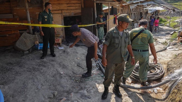 Evakuasi delapan penambang emas terjebak di Banyumas Petugas berjaga di lokasi evakuasi delapan penambang yang terjebak dalam lubang galian tambang emas sedalam 60 meter, di Desa Pancurendang, Ajibarang, Banyumas, Jawa Tengah, Rabu (26/7/2023).Upaya penyelamatan terus dilakukan terhadap delapan penambang yang terjebak di dalam lubang galian tambang emas akibat kebocoran sumur yang menyebabkan air menggenangi sumur sejak selasa (25/7/2023) pukul 22.00 wib. ANTARA FOTO/Idhad Zakaria/rwa.