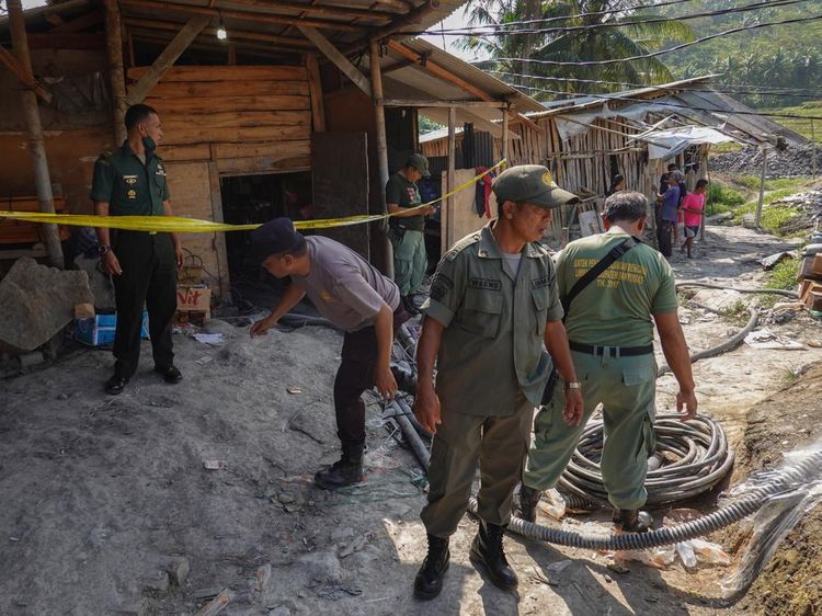 Momen Penyelamatan 8 Penambang Emas Terjebak di Lubang Galian 60 Meter