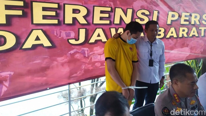 Ferdian Paleka dalam ekspos di Mapolda Jabar, Kota Bandung, Rabu (26/7/2023).