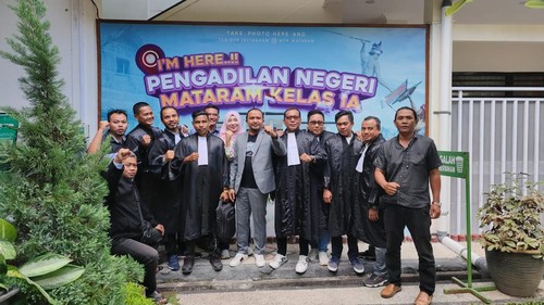 Fihiruddin bersama para kuasa hukumnya usai sidang di Pengadilan Negeri Mataram pada Rabu (26/7/2023). Foto: Helmy Akbar / detikBali