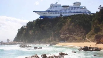 Hotel kapal pesiar yang begitu besar sehingga terlihat seperti sedang berlayar di darat. Foto: Brightside