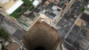 Sinkhole yang muncul di Guatemala pada tahun 2010 Foto: Brightside