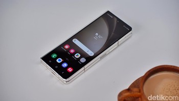 Samsung mengotaki Galaxy Z Fold 5 dengan chipset Snapdragon 8 Gen 2 for Galaxy dengan RAM 12GB dan memori internal hingga 1TB. /Foto: Adi Fida Rahman/detikINET