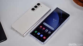Galaxy Z Fold 5 memiliki bingkai Aluminium Armor dan penutup engsel dan dengan peringkat tahan air IPX8, tetapi memiliki perlindungan Corning Gorilla Glass Victus 2 baru pada Layar Penutup dan kaca belakang. Foto: Adi Fida Rahman/detikINET
