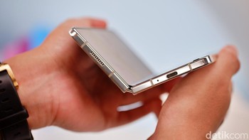 Flex Hinge yang diadopsi Galaxy Z Fold 5 diklaim lebih baik durabilitasnya. Saat diuji buka tutup hingga 200 ribu kali, ponsel ini tetap aman. Foto: Adi Fida Rahman/detikINET