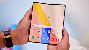 Layar Infinity Flex Dynamic AMOLED 2X 7,6 inch di bagian dalam punya kecepatan refresh adaptif 120Hz, dibuat 30% lebih cerah hingga 1750 nits. Masih menggunakan 4MP Under Display Camera (UDC). Foto: Adi Fida Rahman/detikINET