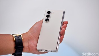 Bobot Galaxy Z Fold 5 berkurang 10 gram dari sebelumnya membuat terasa lebih enteng. Foto: Adi Fida Rahman/detikINET