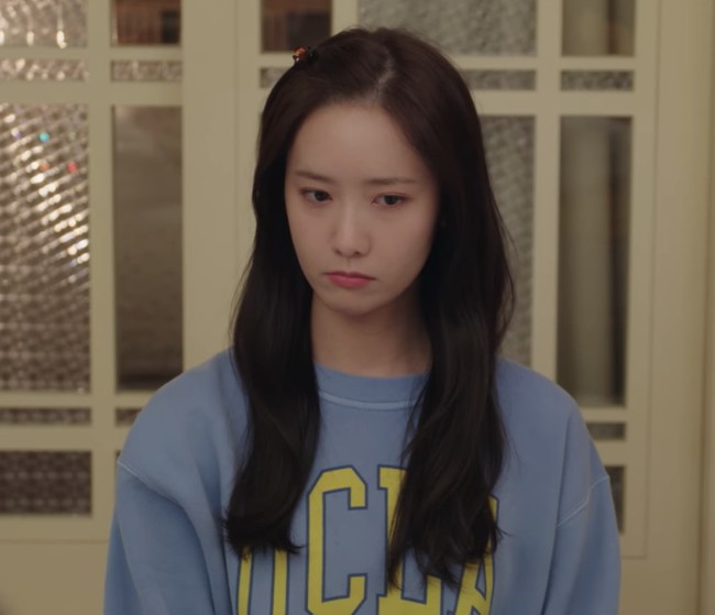 Penasaran harga baju tidur Yoona dalam drama Korea King the Land? Sweater UCLA keluaran Wild Donkey ini dibanderol seharga ₩390,000 (Rp 4 jutaan). Foto: dok. Netflix