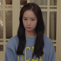 Penasaran harga baju tidur Yoona dalam drama Korea King the Land? Sweater UCLA keluaran Wild Donkey ini dibanderol seharga ₩390,000 (Rp 4 jutaan). Foto: dok. Netflix