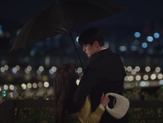 Personel SNSD itu pun terlihat memakai koleksi tas Miu Miu Wander Matelassé Mini Hobo Bag seharga $2,750 (Rp 41 jutaan) saat beradegan romantis dengan Lee Junho di bawah hujan. Foto: dok. Netflix