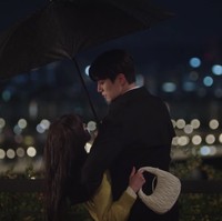 Personel SNSD itu pun terlihat memakai koleksi tas Miu Miu Wander Matelassé Mini Hobo Bag seharga $2,750 (Rp 41 jutaan) saat beradegan romantis dengan Lee Junho di bawah hujan. Foto: dok. Netflix