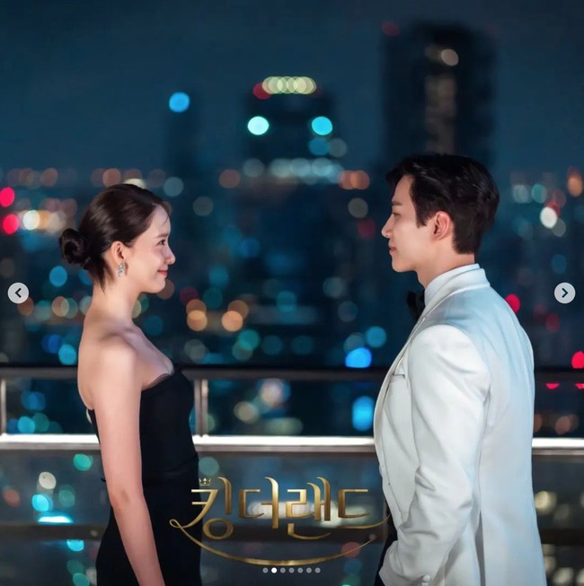 Dalam King the Land episode 10, Yoona memancarkan pesonanya sebagai pacar konglomerat. Pemeran Cheon Sa Rang itu mengenakan gaun hitam Alex Perry seharga $2,200 (Rp 33 jutaan) dan anting berlian Dia Momo seharga ₩550,000 (Rp 6 jutaan). Foto: dok. Netflix