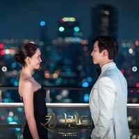 Dalam King the Land episode 10, Yoona memancarkan pesonanya sebagai pacar konglomerat. Pemeran Cheon Sa Rang itu mengenakan gaun hitam Alex Perry seharga $2,200 (Rp 33 jutaan) dan anting berlian Dia Momo seharga ₩550,000 (Rp 6 jutaan). Foto: dok. Netflix