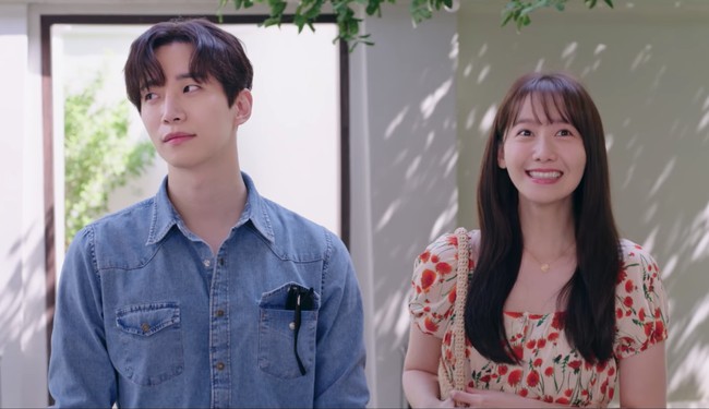 Tampil feminin selama liburan di Thailand, Yoona memakai gaun putih bermotif floral dari Ivana Helsinki seharga ₩208,000 (Rp 2 jutaan) yang dipadukan dengan strappy heels berwarna hitam. Foto: dok. Netflix