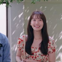 Tampil feminin selama liburan di Thailand, Yoona memakai gaun putih bermotif floral dari Ivana Helsinki seharga ₩208,000 (Rp 2 jutaan) yang dipadukan dengan strappy heels berwarna hitam. Foto: dok. Netflix