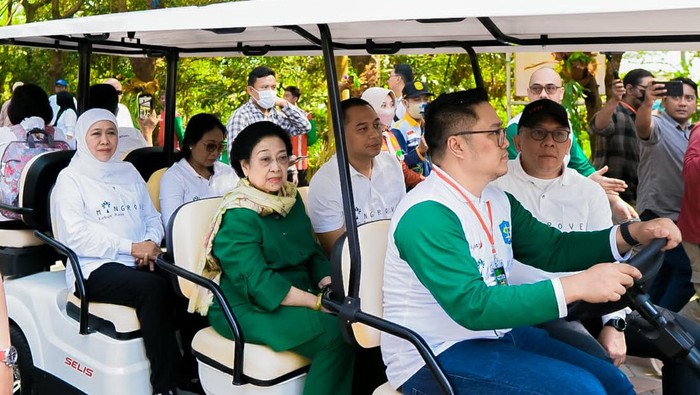 Gubernur Jawa Timur Khofifah Indar Parawansa mendampingi Presiden ke-5 RI yang juga Ketua Megawati Soekarnoputri meresmikan Kebun Raya Mangrove Gunung Anyar Surabaya, Rabu (26/7).