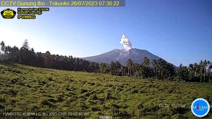 Gunung Ibu di Halmahera Barat, Maluku Utara, mengalami erupsi. Dokumen Istimewa