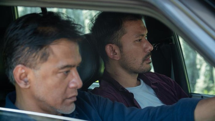 Hari Ini Akan Kita Ceritakan Nanti. (L To R) Donny Damara as Narendra, Rio Dewanto as Angkasa in Hari Ini Akan Kita Ceritakan Nanti. Cr. Courtesy of Netflix © 2023