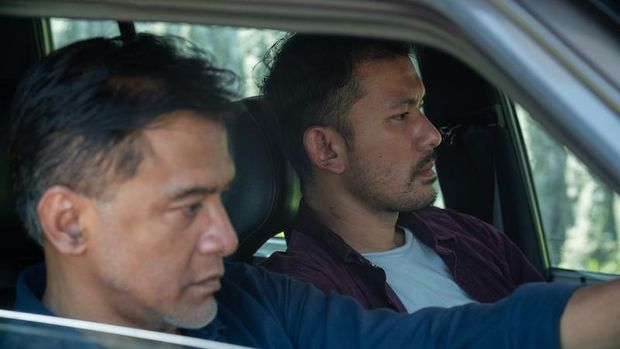 Hari Ini Akan Kita Ceritakan Nanti. (L To R) Donny Damara as Narendra, Rio Dewanto as Angkasa in Hari Ini Akan Kita Ceritakan Nanti. Cr. Courtesy of Netflix © 2023