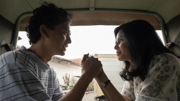 Hari Ini Akan Kita Ceritakan Nanti. (L To R) Jourdy Pranata as Narendra, Yunita Siregar as Ajeng Adiwangsa in Hari Ini Akan Kita Ceritakan Nanti. Cr. Courtesy of Netflix © 2023