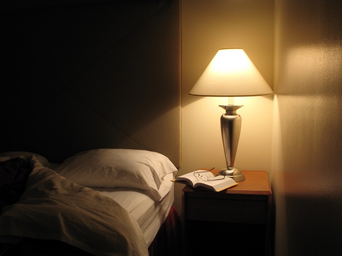 Ilustrasi kamar hotel di malam hari