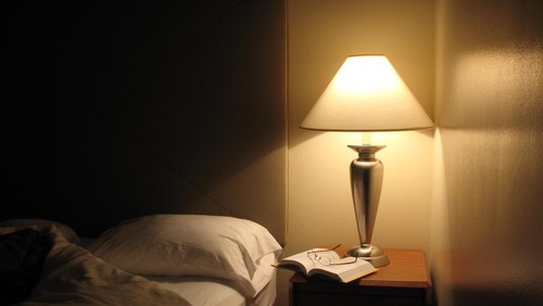 Ilustrasi kamar hotel di malam hari
