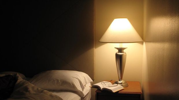 Ilustrasi kamar hotel di malam hari