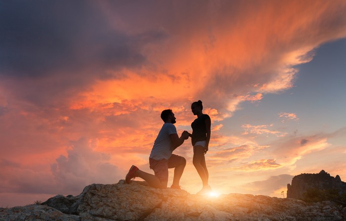 Ilustrasi lamaran saat sunset