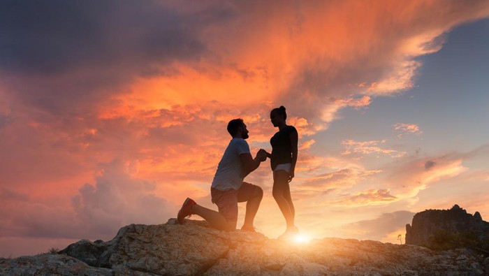 Ilustrasi lamaran saat sunset