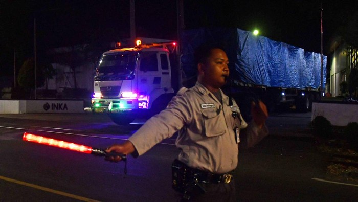 Petugas memberangkatkan pengiriman gerbong barang ke Selandia Baru dari PT INKA (Persero) di Madiun, Jawa Timur, Selasa (25/7/2023) malam. Pengiriman gerbong barang tersebut merupakan bagian dari ekspor 262 unit gerbong container flat top wagon ke Selandia Baru. ANTARA FOTO/Siswowidodo/foc.