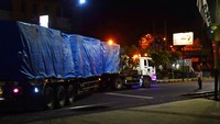 Petugas memberangkatkan pengiriman gerbong barang ke Selandia Baru dari PT INKA (Persero) di Madiun, Jawa Timur, Selasa (25/7/2023) malam. 