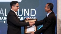 Chief Investments Officer PT Insight Investment Management Camar Remoa (Kiri) menerima penghargaan berbagai produk Reksa Dana dalam agenda Mutual Funds Best Performance Awards dari Muhamad Maruf Executive Director CNBC Indonesia Intelligence Unit (kanan) di Jakarta, (25/07/2023). 