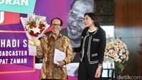 Selain itu, hadir juga Putri Tanjung. Ia mengucapkan selamat dan memberikan bucket bunga kepada Ishadi.