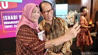 Ishadi pun menyampaikan bahwa buku setebal 184 halaman itu adalah cerita perjalanan hidupnya. Penulis biografi, Jimmy Stephanus Harianto, menyebut Ishadi sebagai Broadcaster Empat Zaman. 