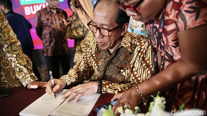 Ishadi SK Luncurkan Buku 'Broadcaster Empat Zaman' Komisaris Transmedia Ishadi Soetopo Kartosapoetro (SK) meluncurkan buku biografinya yang berjudul 'Broadcaster Empat Zaman'.