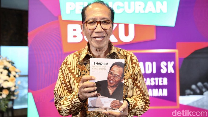 Komisaris Transmedia Ishadi Soetopo Kartosapoetro (SK) meluncurkan buku biografinya yang berjudul 'Broadcaster Empat Zaman'.