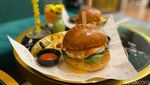 Bar Hits di Mal Jakarta Ini Sajikan Burger Wagyu hingga Cocktail Gold Finger