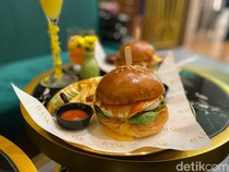 Santai Sambil Nikmati Cocktail dan Burger Wagyu