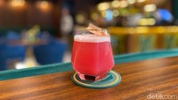 Cocktail Canggu No. 5 (Rp 180 ribu) terlihat cantik berwarna pink. Diracik dari gin, elderflower liqueur, kecombrang, grenadine, sour, dan putih telur.