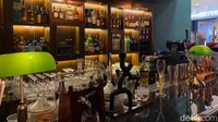 Interiornya klasik didominasi warna hijau tua, biru, emas, dan unsur marmer yang memunculkan kesan elegan sekaligus mewah. Bar ini beroperasi mulai pukul 10 pagi sehingga juga bisa jadi pilihan tempat makan siang.