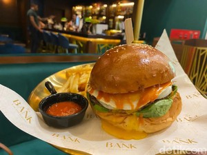 The Bank Bar & Burgers: Menikmati Burger Wagyu dan Cocktail Gold Finger di Bar Cozy