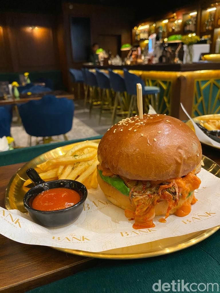 The Bank Bar & Burgers: Menikmati Burger Wagyu dan Cocktail Gold Finger di Bar Cozy