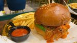 Bar Hits di Mal Jakarta Ini Sajikan Burger Wagyu hingga Cocktail Gold Finger