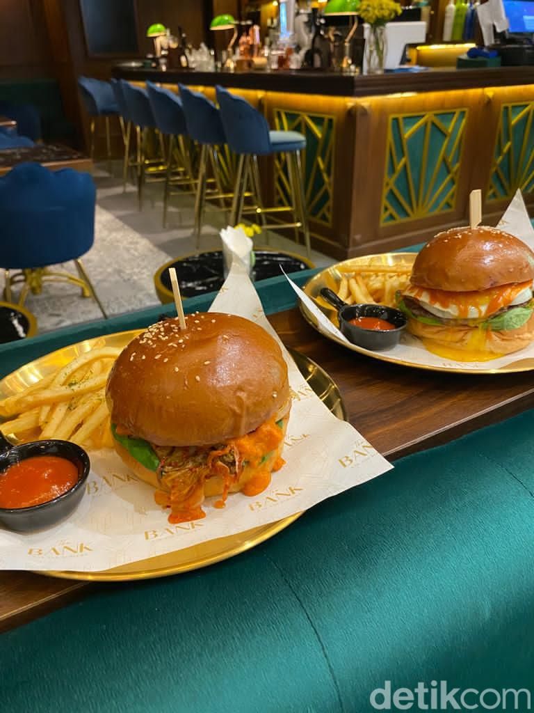 The Bank Bar & Burgers: Menikmati Burger Wagyu dan Cocktail Gold Finger di Bar Cozy