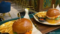 Kimchi jadi elemen utama yang membuat burger ini unik. Cita rasa kimchi yang asam pedas dan menyegarkan tercecap kuat.