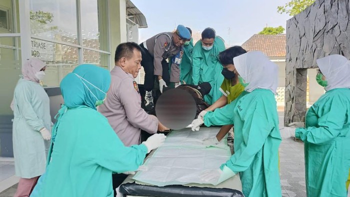 Jenazah terduga pelaku curanmor di Pasuruan saat dievakuasi