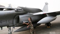 Anggota militer Prancis memeriksa kondisi pesawat tempur Rafale di Lanud Halim Perdanakusuma.  