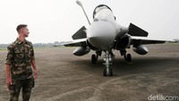 Kelebihan Rafale lainnya adalah kompatibilitasnya dengan berbagai macam persenjataan seperti rudal udara-ke-udara jarak jauh Beyond Visual Range (BVR) METEOR dan MICA. Berbagai jenis persenjataan lain juga bisa dipasang pada pesawat tempur Rafale, seperti rudal stand-off jarak jauh SCALP, rudal anti-kapal AM39 EXOCET, bom berpemandu laser, bom klasik tanpa pemandu dan meriam internal NEXTER 30M791 30 mm yang mampu memuntahkan 2.500 peluru/menit.