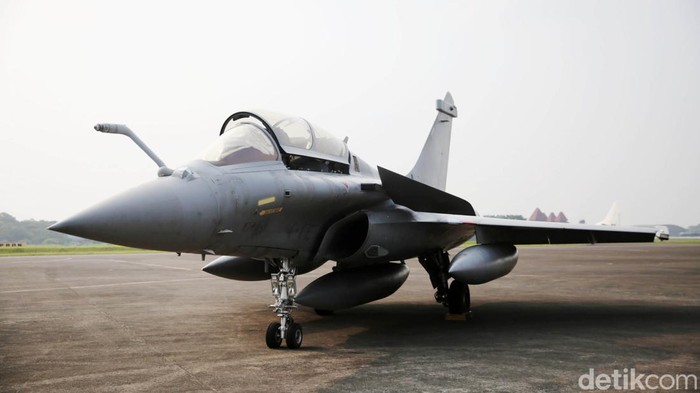 Sejumlah pesawat milik angkatan udara Prancis mendarat di Bandara Halim Perdanakusuma, Jakarta Timur, Rabu (26/7/2023). Pesawat yang mendarat adalah jet Rafale dan pesawat tanker A330 MRTT.