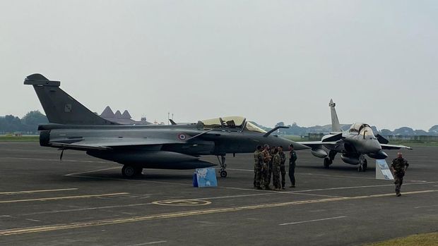Jet tempur Rafale dan sejumlah pesawat angkatan udara Prancis mendarat di Halim (Wildan-detikcom)
